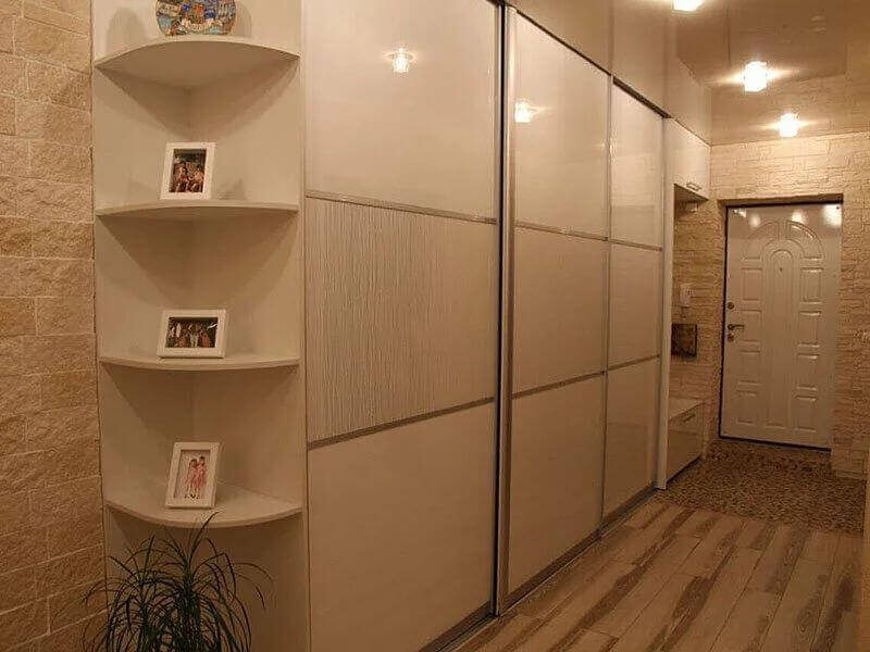 Бежевый Шкаф-купе в прихожую №32 с цветным стеклом и фурнитурой на заказ